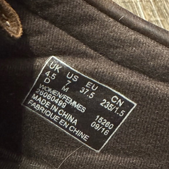 Clarks Collection Women size 7m
Brown Padmora Wallabee Suede Leather - Picture 11 of 14